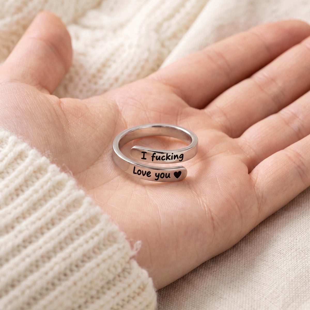 Bague I F♡cking Love You dans la main