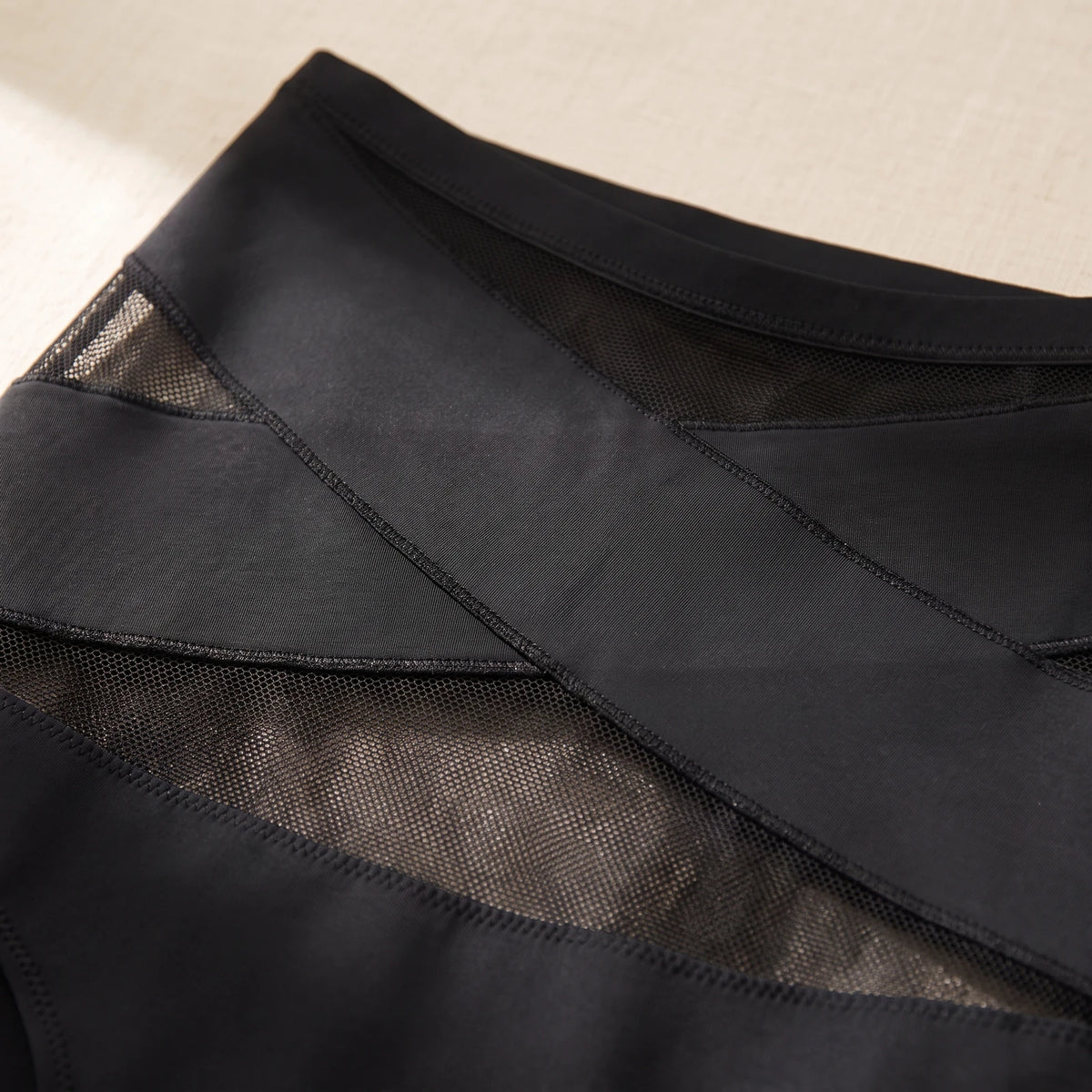 Détail de la bande croisée et du tulle
