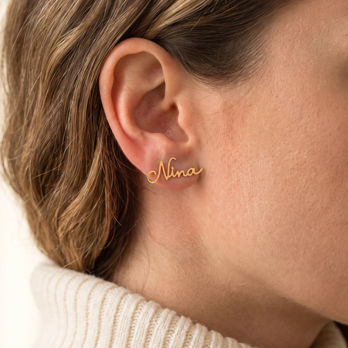 Boucle d'oreille prénom portée