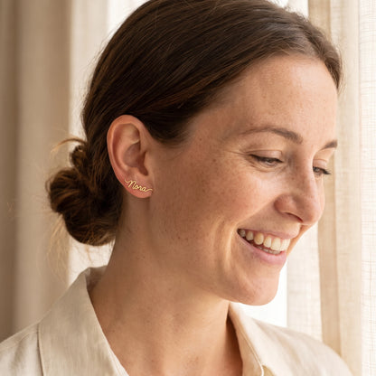 Femme portant une boucle d'oreille prénom