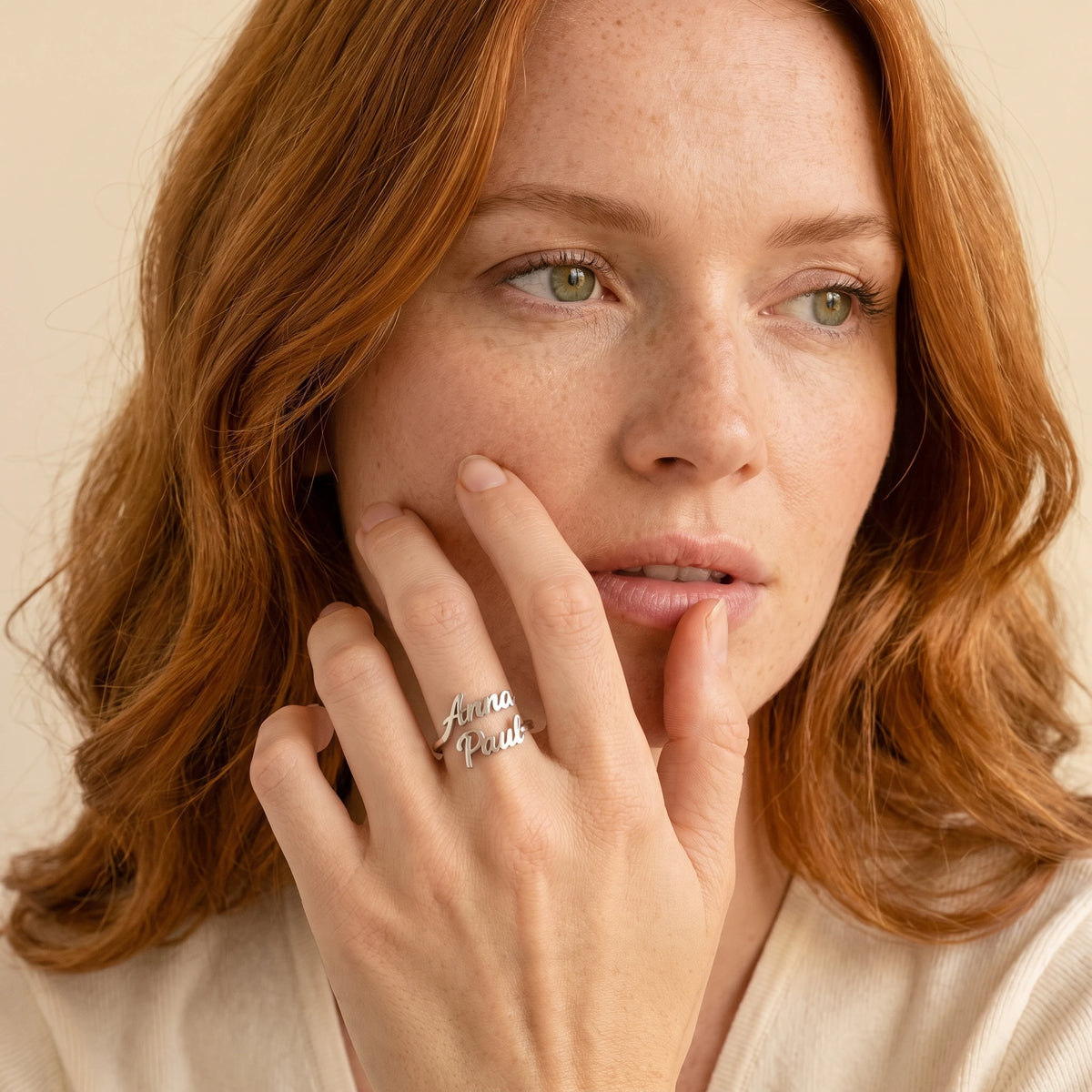 Bague prénoms argent portée