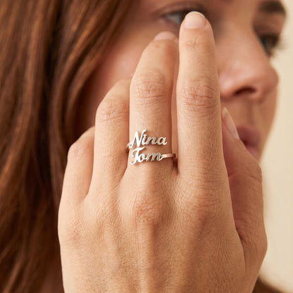 Bague deux prénoms argent au doigt