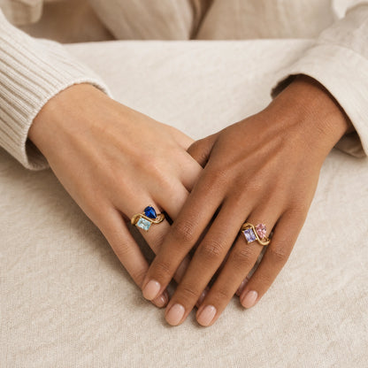 Bague pierres de naissance Solène portée à deux