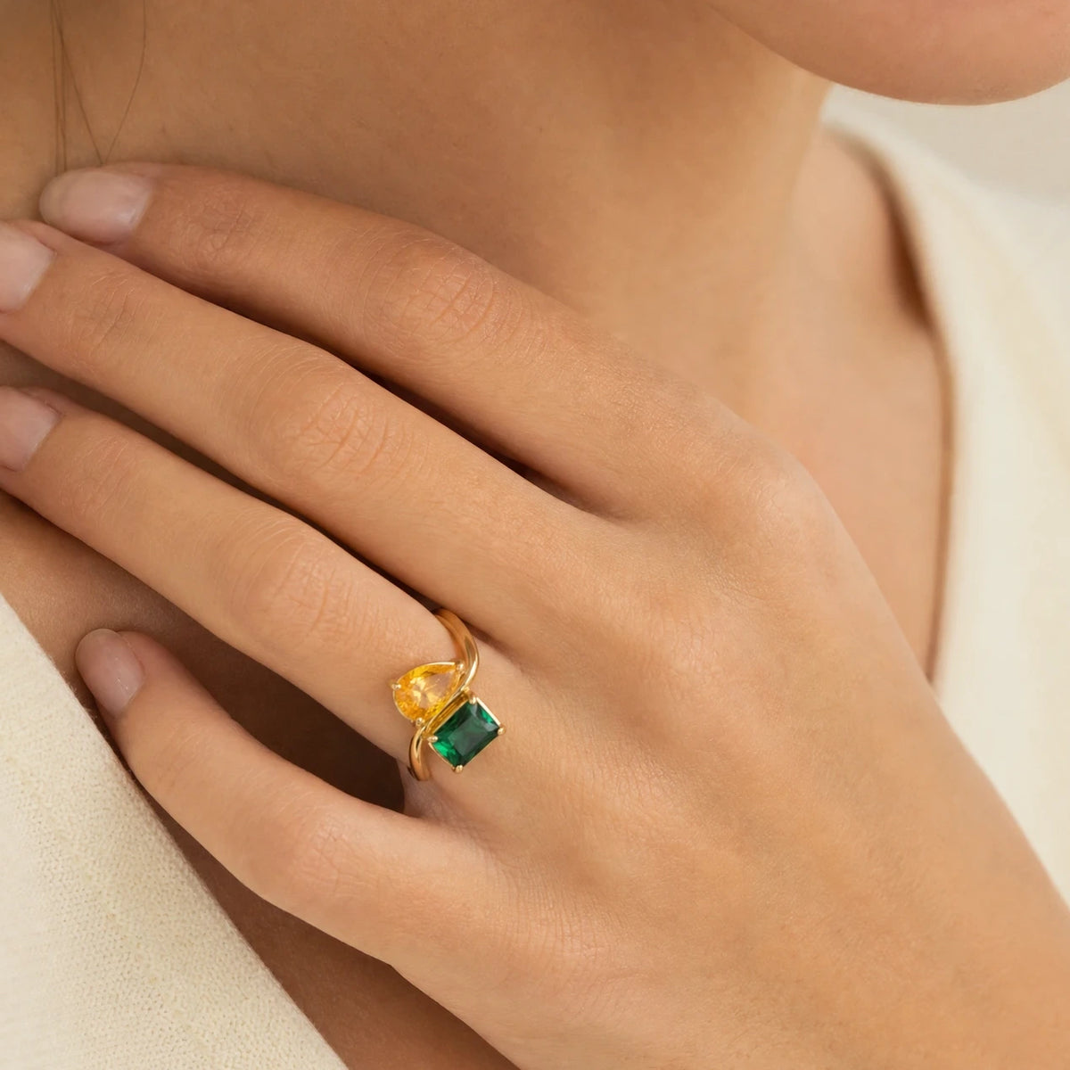 Bague pierres de naissance Solène portée