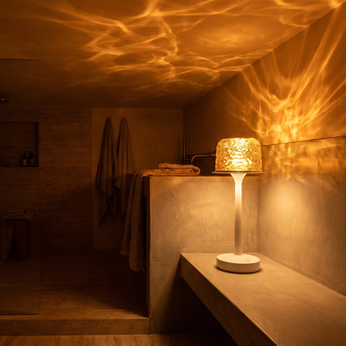Lampe sans dôme, reflets intenses dans la douche