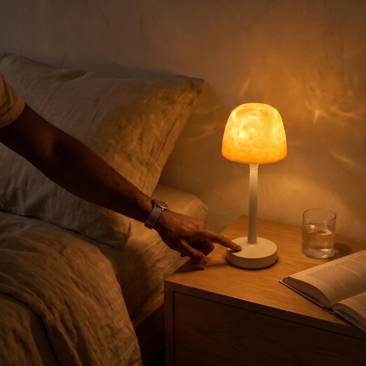 Bouton tactile sur le socle de la lampe