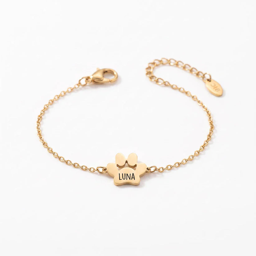 Das „Patte d’Amour“-Armband – mit ihrem Vornamen graviert