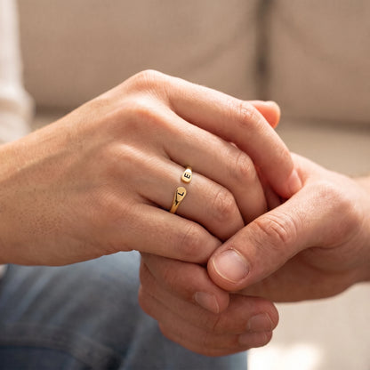 Bague à initiales portée en couple