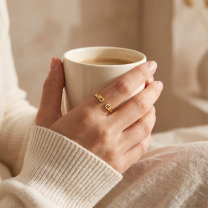 Bague à initiales portée femme