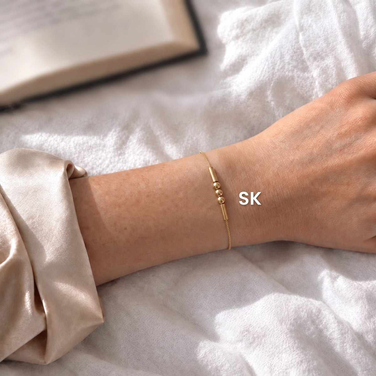 Bracelet en code Morse porté