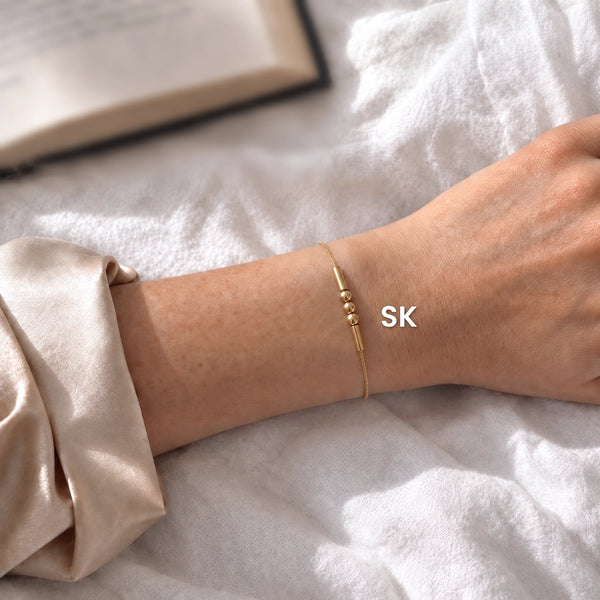 Bracelet en code Morse porté
