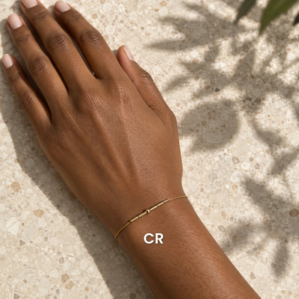 Bracelet en code Morse porté
