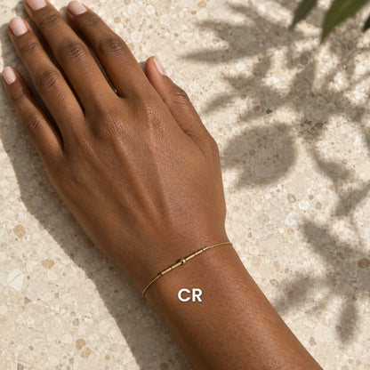 Bracelet en code Morse porté