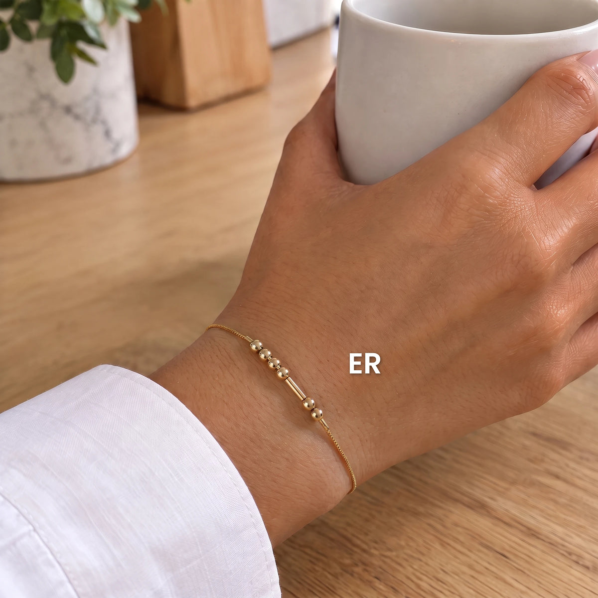 Bracelet en code Morse porté