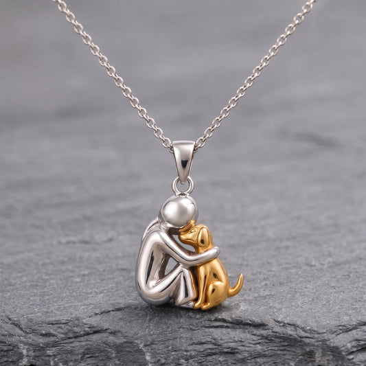 Collier Étreinte Éternelle - pendentif humain argent enlaçant un chien or