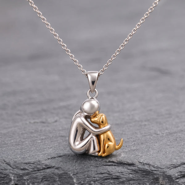 Collier Étreinte Éternelle - pendentif humain argent enlaçant un chien or