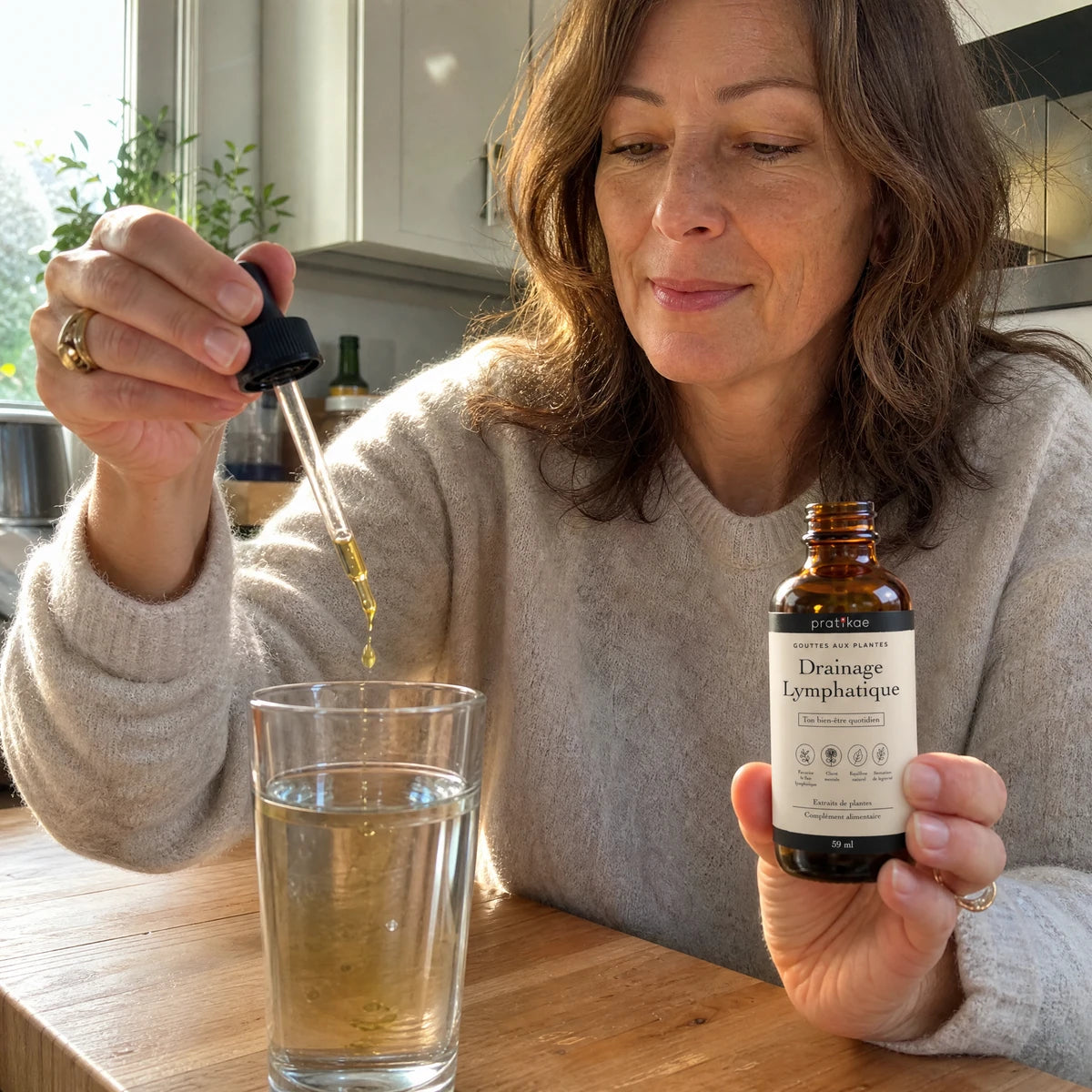 Gouttes drainage lymphatique dans un verre d'eau