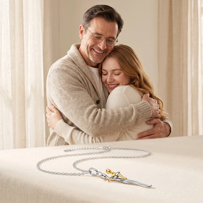 Collier Père et Fille - un père serre sa fille dans ses bras