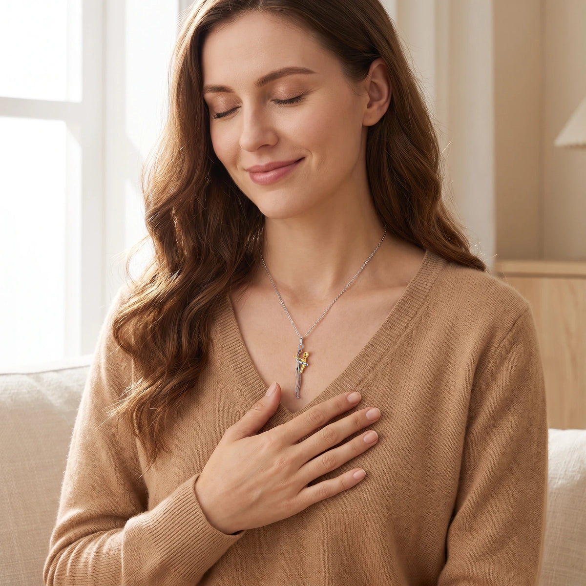Collier Père et Fille porté - main sur le cœur